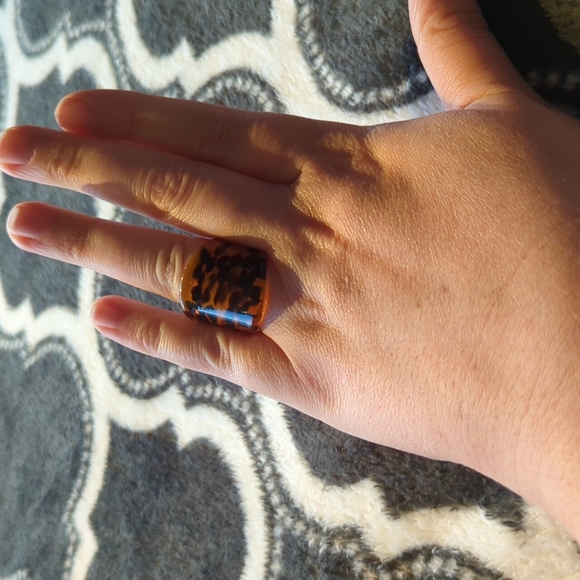 Lucite Large Animal Print Style Shield Ring - Sz 8 - Picture 2 of 12
